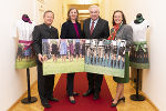 LH Hermann Schützenhöfer und LR Barbara Eibinger-Miedl präsentieren gemeinsam mit Monika Primas (Volkskultur Steiermark) und Erich Neuhold (Steiermark Tourismus) das weibliche Pendant zum beliebten steirischen Wadlfoto.  © steiermark.at/Streibl; bei Quellenangabe honorarfrei