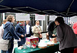 Zahlreiche Interessierte schauten beim Infostand vom UBZ am Hauptplatz vorbei. © Fotos: Abteilung 15; bei Quellenangabe honorarfrei Zahlreiche Interessierte schauten beim Infostand vom UBZ am Hauptplatz vorbei.