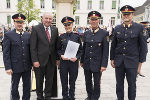 Landespolizeidirektor Gerald Ortner, Landeshauptmann Hermann Schützenhöfer (v.l.) und Innenministeriums-Generalsekretär Peter Goldgruber (4.v.l.) gratulierten den neuen Exekutivbeamten zum erfolgreichen Lehrgangsabschluss. ©      
