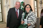 LH Schützenhöfer gratuliert der ehemaligen Leiterin der Vinzimarktes Heidemarie Anderhuber. © Foto Frankl/honorarfrei bei Quellenangabe LH Schützenhöfer gratuliert der ehemaligen Leiterin der Vinzimarktes Heidemarie Anderhuber.