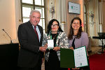 Heidemarie Anderhuber erhielt das Goldene Ehrenzeichen für ihre Beiträge zum Gemeinwesen. © steiermark.at/Frankl; bei Quellenangabe honorarfrei