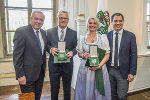 LH Hermann Schützenhöfer (li.) und LH-Stv. Michael Schickhofer (re.) überreichten an Regina Friedrich und Franz Kainersdorfer das Große Ehrenzeichen  © Foto: Foto Fischer; bei Quellenangabe honorarfrei