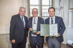 LH Hermann Schützenhöfer überreichte gemeinsam mit LH-Stv. MIchael Schickhofer an Wolfgang Messner aus Graz das Ehrenzeichen.