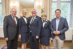 LH-Hermann Schützenhöfer (li.) und LH-Stv. Michael Schickhofer (re.) gratulierten dem KIT-Leitungsteam Cornelia Forstner, Edwin Benko und Katharina Purtscher-Penz (v.l.) zum 20-Jahr-Jubiläum