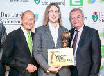 Urs Harnik-Lauris von der Energie Steiermark (li.) und LR Anton Lang (re.) gratulierten Michael Moser von der Firma "eologix sensor technology gmbh" zum Energy Globe Styria Award © Foto: Werner Krug; bei Quellenangabe honorarfrei Urs Harnik-Lauris von der Energie Steiermark (li.) und LR Anton Lang (re.) gratulierten Michael Moser von der Firma "eologix sensor technology gmbh" zum Energy Globe Styria Award