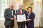 Ernst Meixner wurde mit dem Silbernen Ehrenzeichen für Verdienste um die Republik Österreich ausgezeichnet.