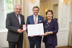 Kurt Wallner wurde mit dem Goldenen Ehrenzeichen für Verdienste um die Republik Österreich ausgezeichnet.