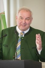 LH Hermann Schützenhöfer bei seiner Ansprache in der Aula der Atlen Universität. © Foto Fischer/honorarfrei bei Quellenangabe LH Hermann Schützenhöfer bei seiner Ansprache in der Aula der Atlen Universität.