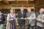 Feierliche Eröffnung des neuen Stallgebäudes mit Grete Auer (Bezirksbäuerin für Graz/Graz-Umgebung), LH Hermann Schützenhöfer, LR Johann Seitinger, Christian Purrer (Energie Steiermark). Feierliche Eröffnung des neuen Stallgebäudes mit Grete Auer (Bezirksbäuerin für Graz/Graz-Umgebung), LH Hermann Schützenhöfer, LR Johann Seitinger, Christian Purrer (Energie Steiermark).