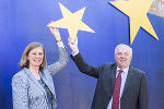Landeshauptmann Hermann Schützenhöfer und Landesrätin Barbara Eibinger-Miedl präsentieren die EFRE-Kampagne „Die Steiermark greift nach den Sternen“. © steiermark.at/Streibl; bei Quellenangabe honorarfrei
