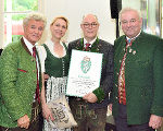 Charly, Heike und Wilfried Temmel bei der Überreichung des Landeswappens mit Landeshauptmann Hermann Schützenhöfer.