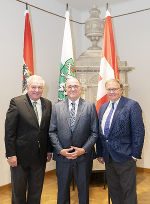 Gute Gespräche: LH Hermann Schützenhöfer, Botschafter Walter Haffner, Honorarkonsul Georg Wolf-Schönach. © steiermark.at/Leiß: honorarfrei bei Quellenangabe Gute Gespräche: LH Hermann Schützenhöfer, Botschafter Walter Haffner, Honorarkonsul Georg Wolf-Schönach.