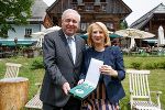 LH Hermann Schützenhöfer überreichte das Große Goldene Ehrenzeichen mit dem Stern an Doris Bures. © Bilder: Land Steiermark/Scheriau; Verwendung bei Quellenangabe honorarfrei