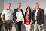 Sektionschefin Angelika Flatz überreichte an Rainer Dunst (GF Layjet), A7-Leiter Wolfgang Wlattnig und A7-Projektleiter Franz Reiterer (v.l.) den Anerkennungspreis. Sektionschefin Angelika Flatz überreichte an Rainer Dunst (GF Layjet), A7-Leiter Wolfgang Wlattnig und A7-Projektleiter Franz Reiterer (v.l.) den Anerkennungspreis.