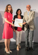 A1-Leiterin Elisabeth Freiberger (li.) und Klaus Rundhammer, A1, bekamen von Sektionschefin Angelika Flatz den Anerkennungspreis überreicht. 