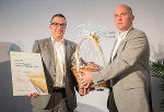 A1-Projektleiter Markus Gruber und Michael Keller von der FAKS nahmen den Sonderpreis entgegen (v.l.). © Fotos: HBF/BMÖDS/Trippolt; bei Quellenangabe honorarfrei A1-Projektleiter Markus Gruber und Michael Keller von der FAKS nahmen den Sonderpreis entgegen (v.l.).