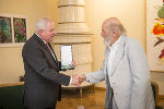 LH Hermann Schützenhöfer überreichte dem Maler Wolfgang Hollegha das Große Goldene Ehrenzeichen des Landes Steiermark mit dem Stern © Fotos: steiermark.at/Fischer; bei Quellenangabe honorarfrei LH Hermann Schützenhöfer überreichte dem Maler Wolfgang Hollegha das Große Goldene Ehrenzeichen des Landes Steiermark mit dem Stern