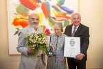 Wolfgang Hollegha mit seiner Frau Edda Hollegha und Landeshauptmann Hermann Schützenhöfer bei der Überreichung vor einem Bild des Künstlers im Büro des Landeshauptmanns (v.l.) ©      
