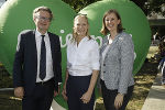 Landesrat Christopher Drexler (l.) und Landesrätin Barbara Eibinger-Miedl (r.) mit der Präsidentin der Goethe-Universität, Birgitta Wolff.