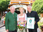 Landeshauptmann Hermann Schützenhöfer zeichnete das Seminar- und Wellnesshotel Retter mit von Ulli und Hermann Retter mit dem steirischen Landeswappen aus. ©      
