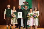 Michael Retter, Ulli und Hermann Retter, LH Hermann Schützenhöfer, Theresa Retter und Sophia Retter (v.l.) bei der Überreichung des Landeswappens.