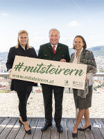 Landeshauptmann Hermann Schützenhöfer präsentierte heute mit Claudia Unger (Abteilungsleiterin Volkskunde am Universalmuseum Joanneum) und Monika Primas (Geschäftsführerin der Volkskultur Steiermark GmbH) die neue Digitalinitiative der steirischen Volkskultur. © steiermark.at/Streibl; bei Quellenangabe honorarfrei