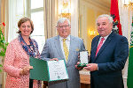 Wirtschaftslandesrätin Barbara Eibinger-Miedl und Landeshauptmann Hermann Schützenhöfer gratulierten Berry Wiersum zum Großen Goldenen Ehrenzeichen des Landes Steiermark. © steiermark.at/Frankl; bei Quellenangabe honorarfrei Wirtschaftslandesrätin Barbara Eibinger-Miedl und Landeshauptmann Hermann Schützenhöfer gratulierten Berry Wiersum zum Großen Goldenen Ehrenzeichen des Landes Steiermark.