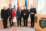 Bischofsvikar Heinrich Schnuderl, Superintendent Wolfgang Rehner , 2. LTPräs. Manuela Khom, LH Hermann Schützenhöfer, Nuntius Pedro López Quintana und Alt-Bischof Egon Kapellari trafen sich im Weißen Saal der Grazer Burg (v.l.)  ©      