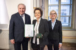 LH Hermann Schützenhöfer überreichte mit LT-Präs. Gabriele Kolar an die Sängerin Monika Martin das Goldene Ehrenzeichen