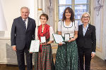 LH Hermann Schützenhöfer überreichte mit LT-Präs. Gabriele Kolar an Maria Grassl und Ute Dolnicar das Goldene Ehrenzeichen