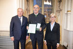 LH Hermann Schützenhöfer überreichte mit LT-Präs. Gabriele Kolar an Helmuth Neuner das Goldene Ehrenzeichen