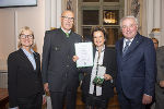 LT-Präs. Gabriele Kolar, Helmuth Neuner, Sängerin Monika Martin und LH Hermann Schützenhöfer bei der Überreichung der Goldenen Ehrenzeichen (v.l.)