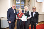 LH Hermann Schützenhöfer überreichte mit LT-Präs. Gabriele Kolar an Elisabeth Fruhwirth mit ihrer Assistentin das Goldene Ehrenzeichen