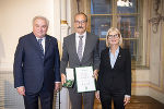 LH Hermann Schützenhöfer überreichte mit LT-Präs. Gabriele Kolar an Herbert Kaplans das Goldene Ehrenzeichen