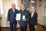 LH Hermann Schützenhöfer überreichte mit LT-Präs. Gabriele Kolar an Werner Künl das Goldene Ehrenzeichen