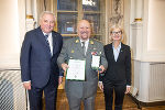 LH Hermann Schützenhöfer überreichte mit LT-Präs. Gabriele Kolar an Peter Paul Pergler das Goldene Ehrenzeichen