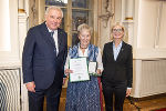 LH Hermann Schützenhöfer überreichte mit LT-Präs. Gabriele Kolar an Annemarie Reisenhofer das Goldene Ehrenzeichen