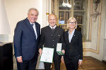 LH Hermann Schützenhöfer überreichte mit LT-Präs. Gabriele Kolar an Hans Stolz das Goldene Ehrenzeichen