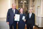 LH Hermann Schützenhöfer überreichte mit LT-Präs. Gabriele Kolar an Regina Trummer das Goldene Ehrenzeichen