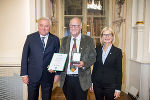 LH Hermann Schützenhöfer überreichte mit LT-Präs. Gabriele Kolar an Franz Wallner das Goldene Ehrenzeichen