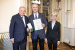 LH Hermann Schützenhöfer überreichte mit LT-Präs. Gabriele Kolar an Christian Schuhböck das Goldene Ehrenzeichen