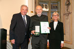 LH Hermann Schützenhöfer überreichte mit LT-Präs. Gabriele Kolar das Große Ehrenzeichen an Gotthard Fellerer.