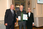 LH Hermann Schützenhöfer überreichte mit LT-Präs. Gabriele Kolar das Große Ehrenzeichen an Peter Florian.