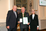 LH Hermann Schützenhöfer überreichte mit LT-Präs. Gabriele Kolar das Große Ehrenzeichen an Karl Friedl.