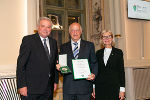 LH Hermann Schützenhöfer überreichte mit LT-Präs. Gabriele Kolar das Große Ehrenzeichen an Hannes Hofmann.