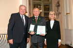 LH Hermann Schützenhöfer überreichte mit LT-Präs. Gabriele Kolar das Große Ehrenzeichen an Leopold Neuhold.