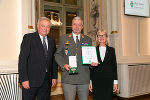 LH Hermann Schützenhöfer überreichte mit LT-Präs. Gabriele Kolar das Große Ehrenzeichen an Edwin Pekovsek.