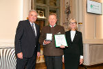 LH Hermann Schützenhöfer überreichte mit LT-Präs. Gabriele Kolar das Große Ehrenzeichen an Michael Seidl-Pohlros.