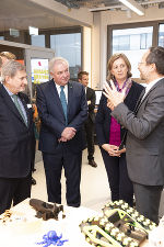 Präsentation am TU Graz Institut: Johannes Hahn, LH Hermann Schützenhöfer und LR Barbara Eibinger-Miedl mit dem Leiter Christian Ramsauer.