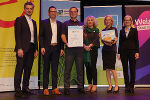 Markus Hafner-Auinger, (GF Klimabündnis Österreich), Friedrich Hofer (Regionalstellenleiter Klimabündnis Steiermark), Bgm. Erwin Eggenreich (Weiz), Klimaschutzkoordinatorin Andrea Gössinger-Wieser, GR Barbara Kulmer (Weiz) und LT-Präs. Gabriele Kolar gratulierten der Stadt Weiz für ihr Engagement (v.l.)